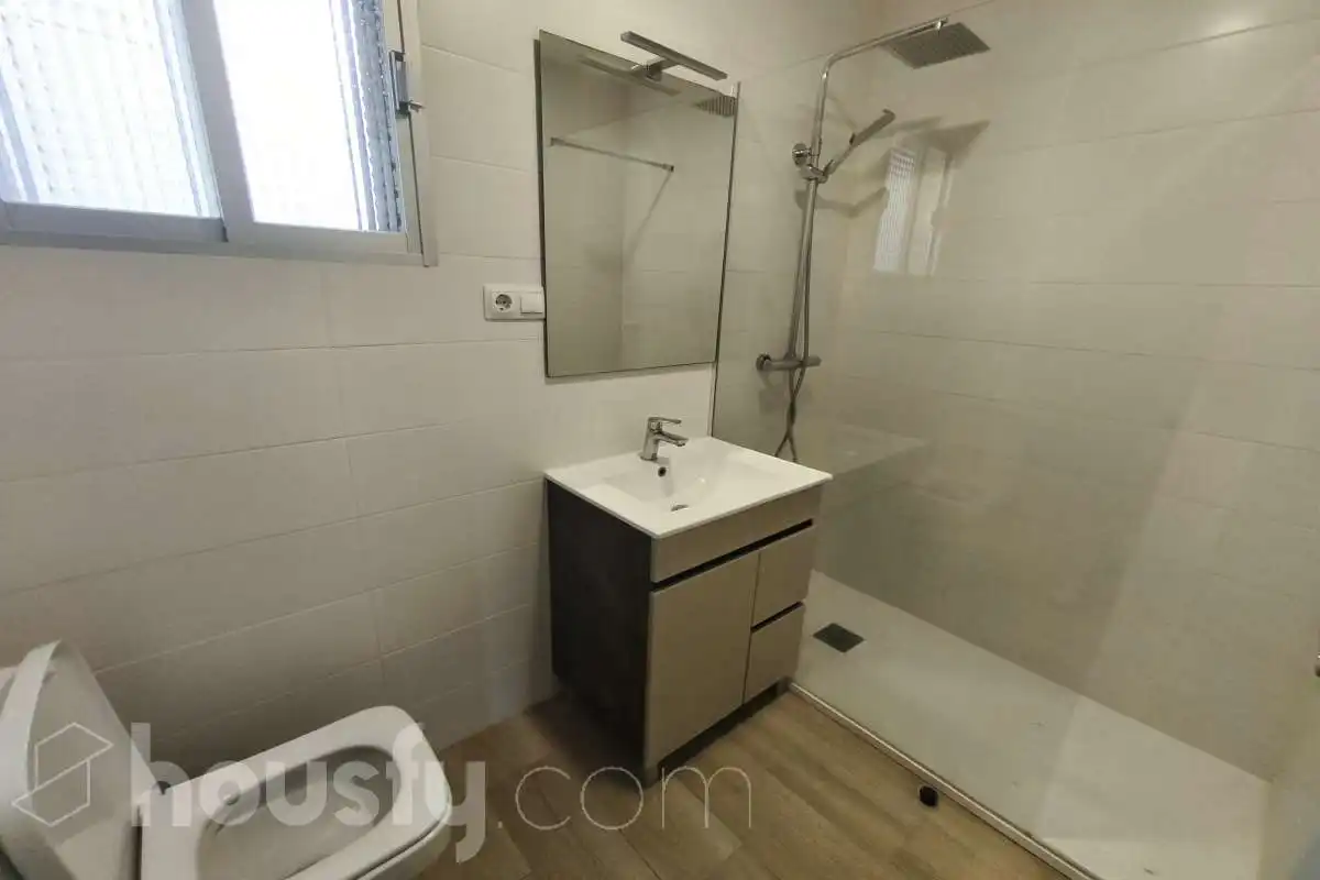 Bathroom of Flat for rent in Fuenlabrada  with Parquet flooring