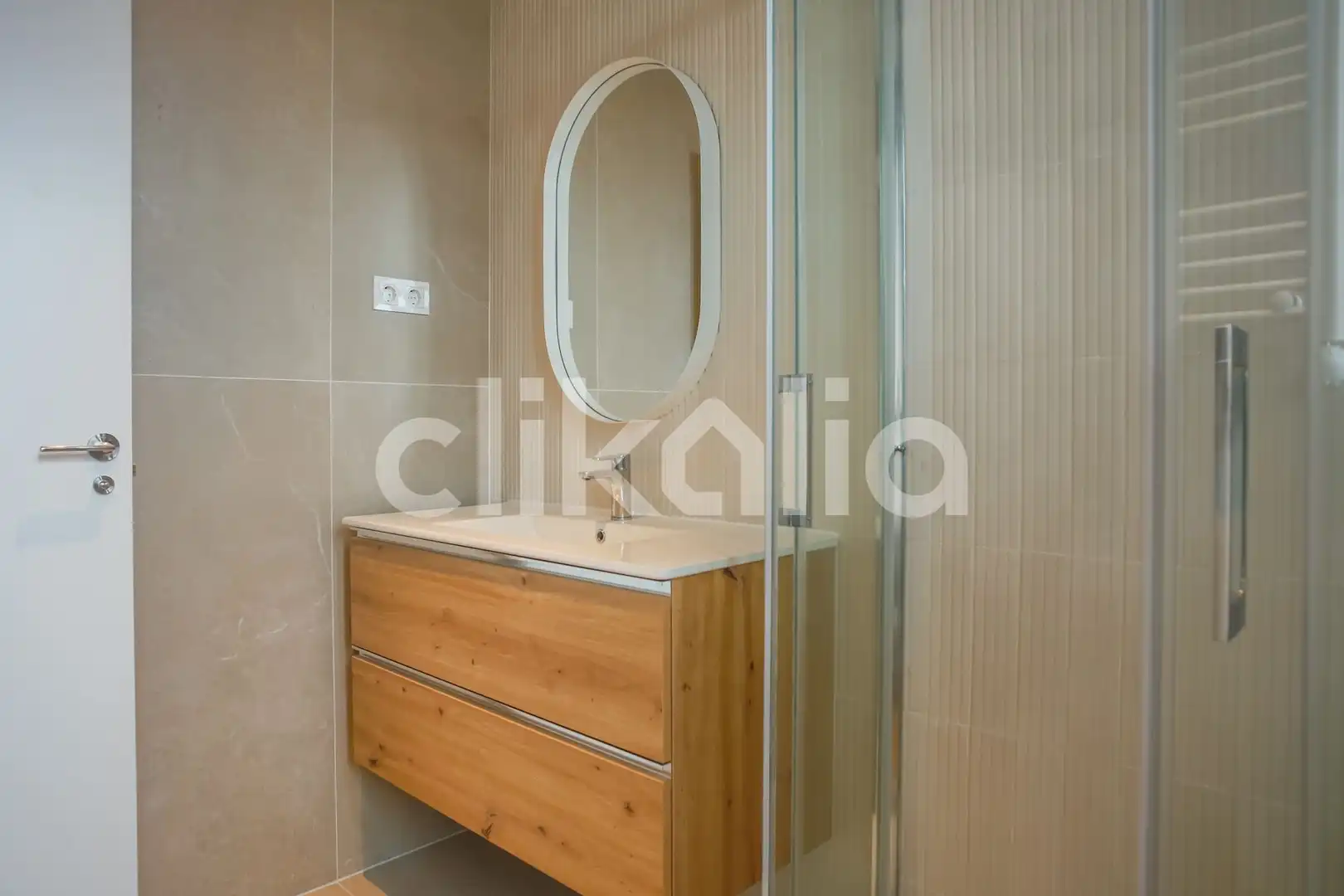 Bathroom of Flat for sale in Madrid  with Air Conditioner and Heating