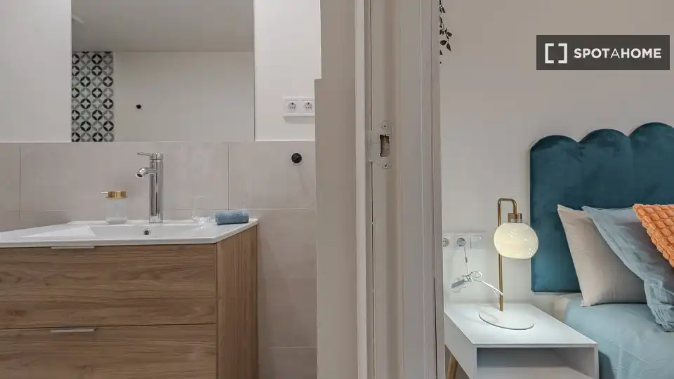 Bathroom of Flat for rent in L'Hospitalet de Llobregat  with Air Conditioner, Heating and Furnished