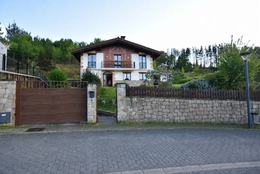 Vista exterior de Casa o xalet en venda en Ermua amb Calefacció, Jardí privat i Terrassa