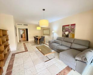 Sala d'estar de Apartament de lloguer en Estepona amb Aire condicionat