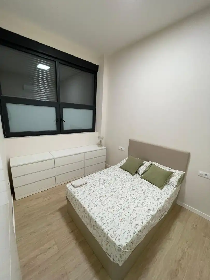 Dormitori de Apartament de lloguer en Granada amb Aire condicionat, Calefacció i Moblat