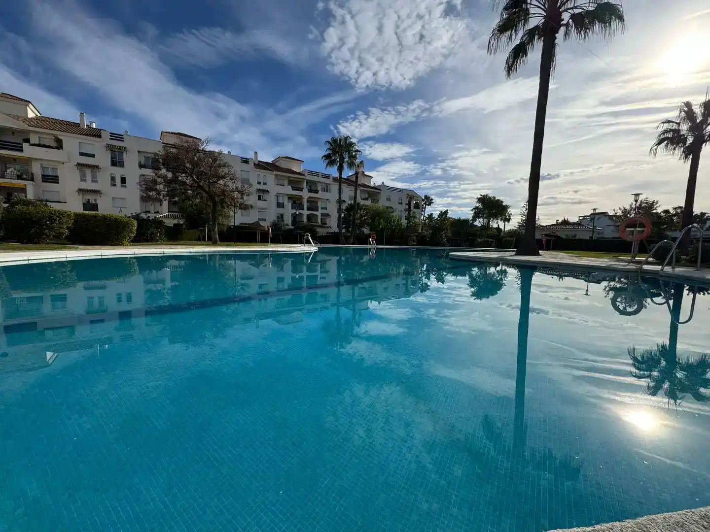 Schwimmbecken von Wohnungen zur Miete in Marbella mit Klimaanlage, Terrasse und Schwimmbad