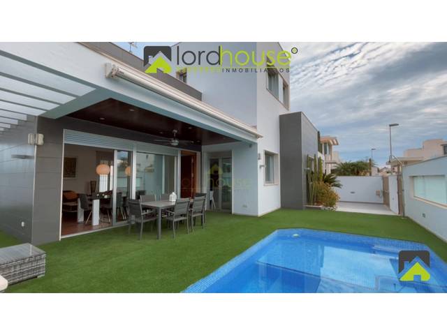 Casa-chalet en Venta en N/A en Mil Palmeras