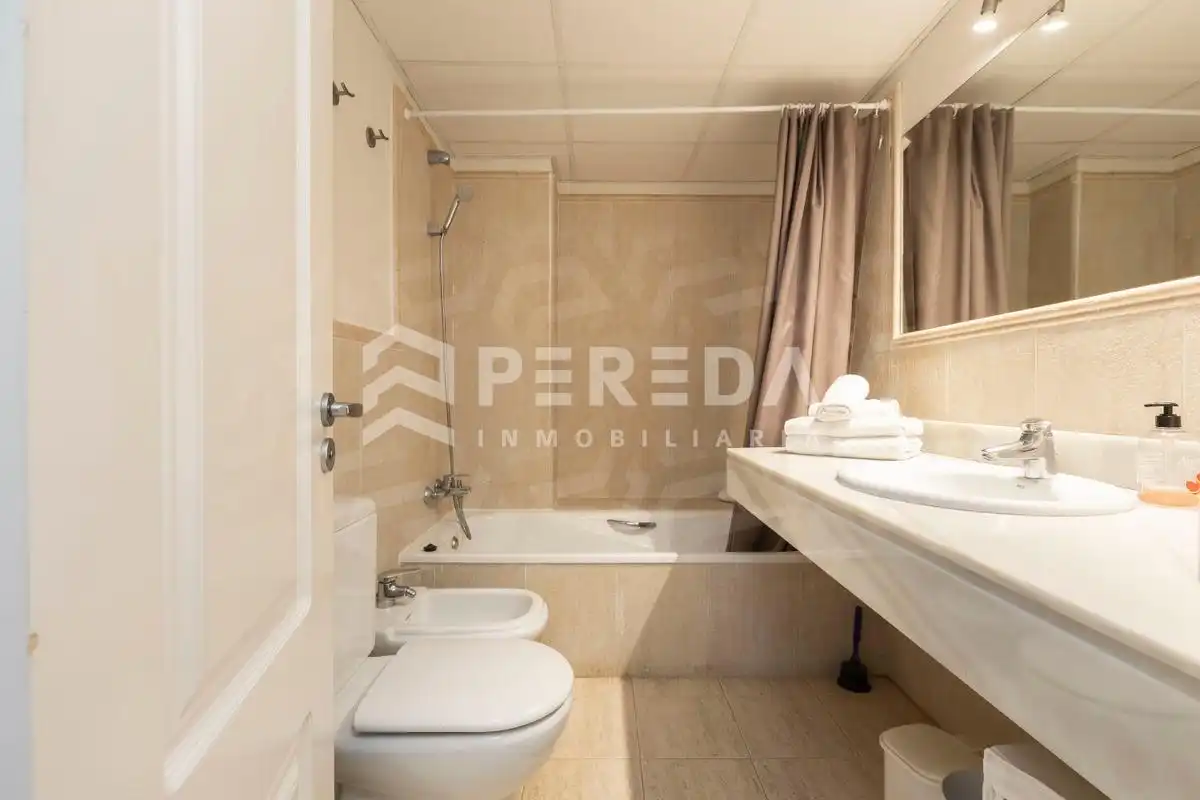 Badezimmer von Erdgeschoss zum Verkauf in Roquetas de Mar mit Klimaanlage, Privatgarten und Schwimmbad