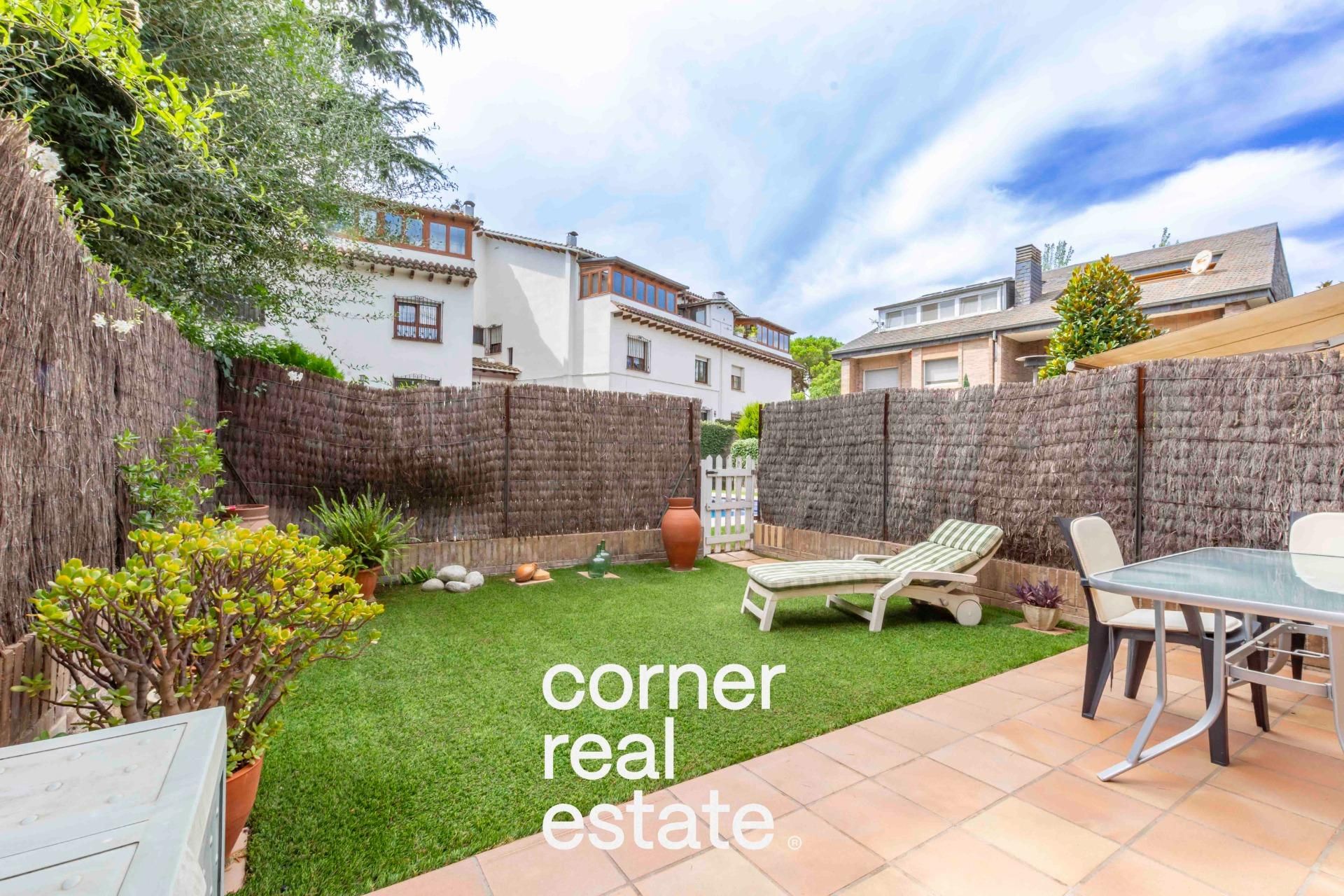 Jardí de Casa adosada en venda en Sant Cugat del Vallès amb Aire condicionat, Calefacció i Jardí privat