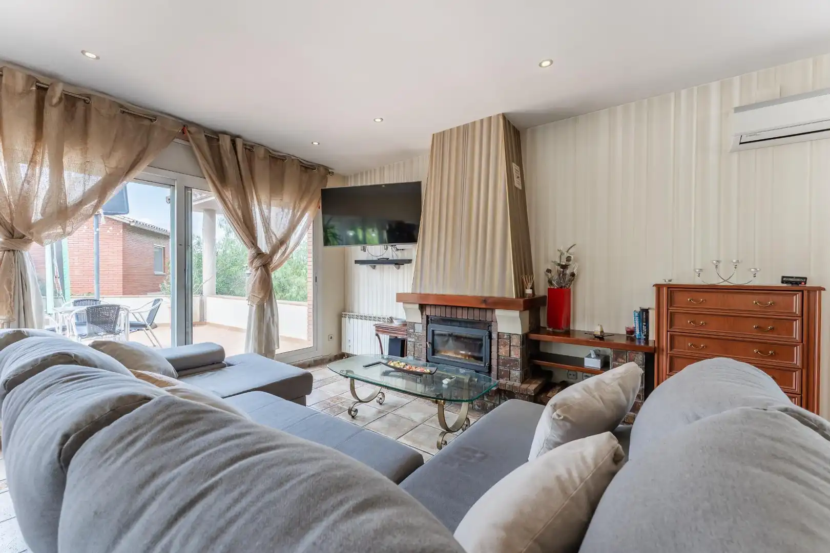 Sala d'estar de Casa o xalet en venda en Martorelles amb Aire condicionat, Calefacció i Parquet