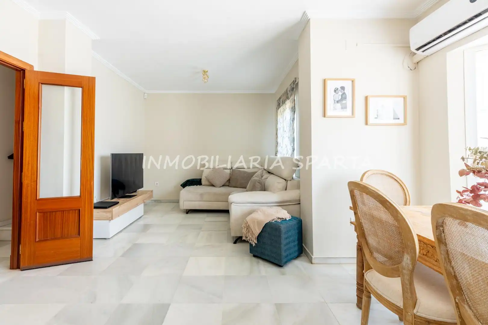 Sala d'estar de Casa adosada en venda en Espartinas amb Aire condicionat, Jardí privat i Forn
