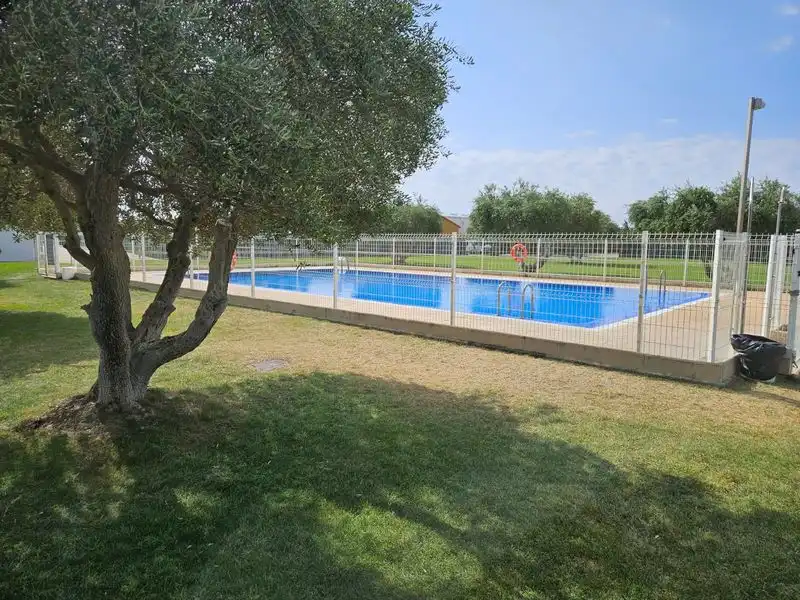 Piscina de Casa adosada en venta en Peralta / Azkoien con Aire acondicionado, Calefacción y Jardín privado