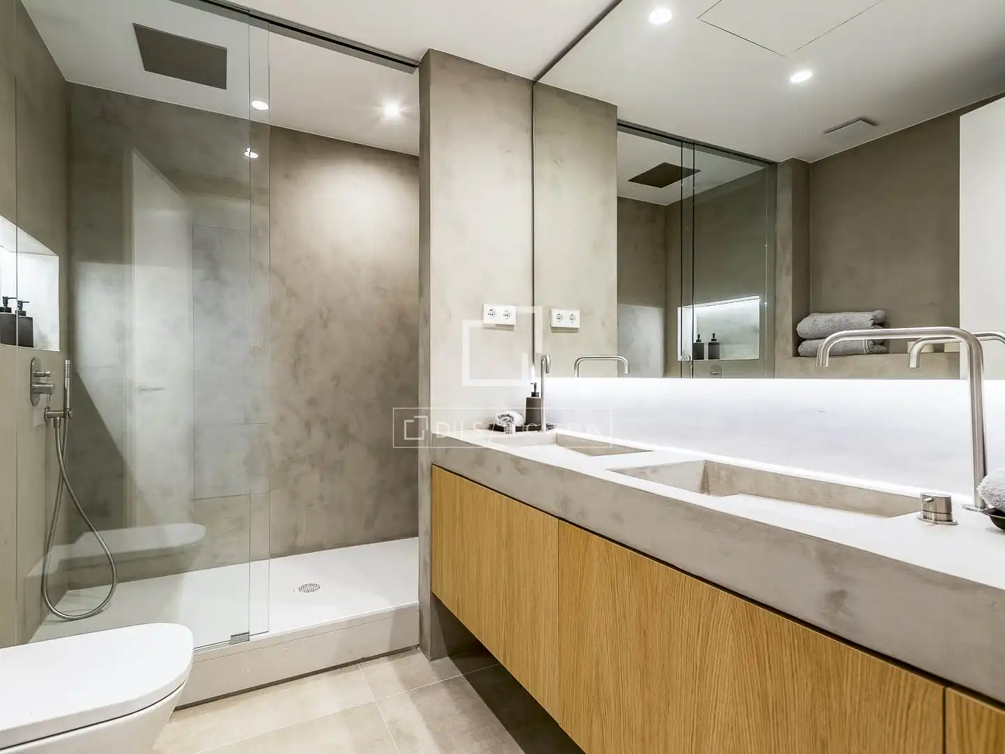 Badezimmer von Wohnung zum Verkauf in Barcelona mit Klimaanlage, Heizung und Privatgarten