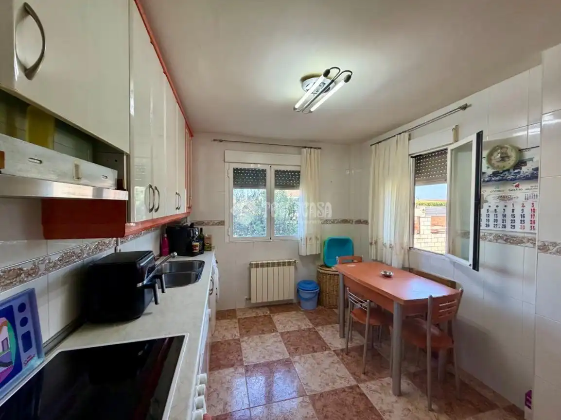 Cocina de Casa adosada en venta en Villanueva de la Torre con Jardín privado, Terraza y Balcón