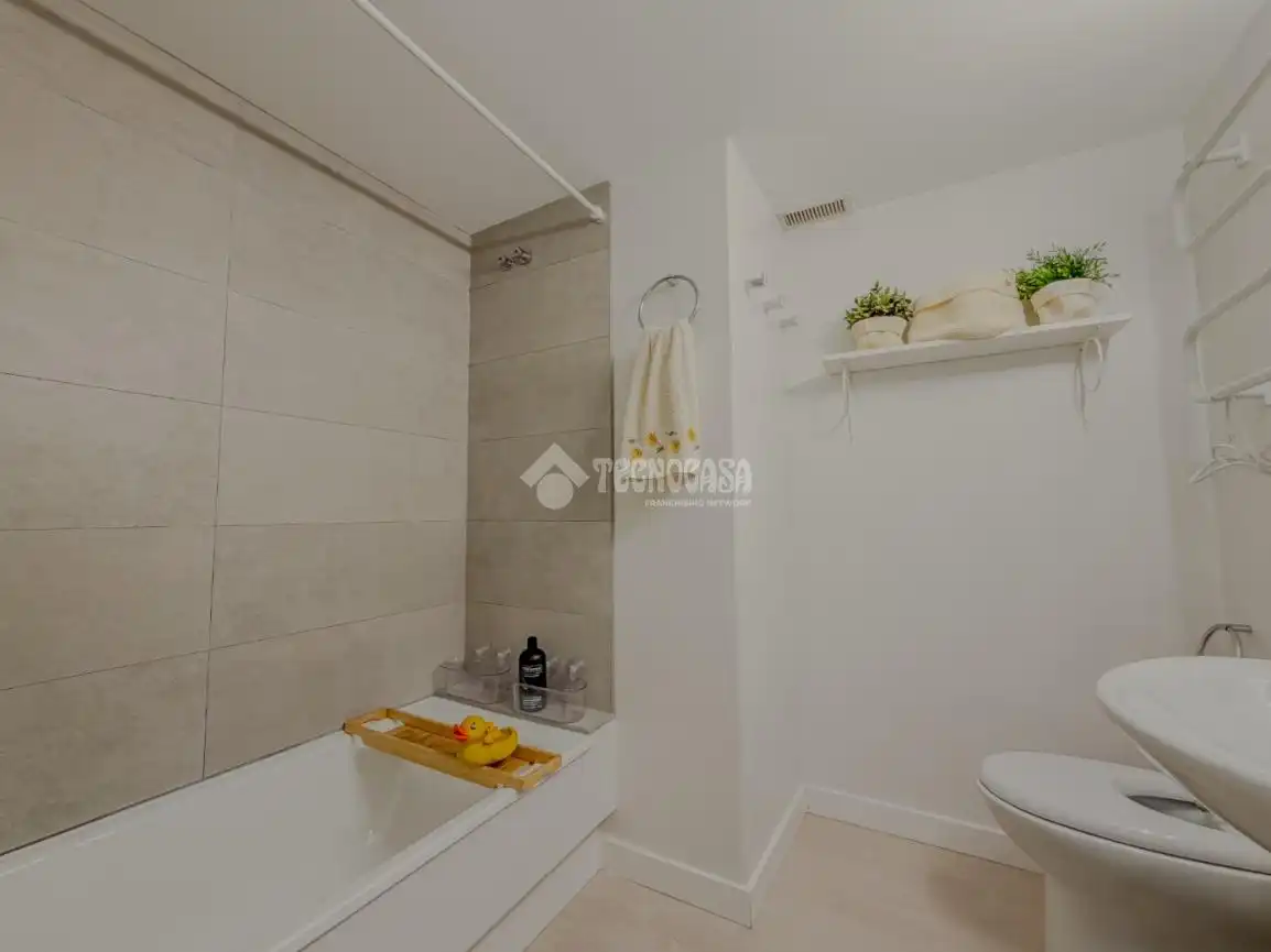 Baño de Piso en venta en Rota con Aire acondicionado, Calefacción y Jardín privado