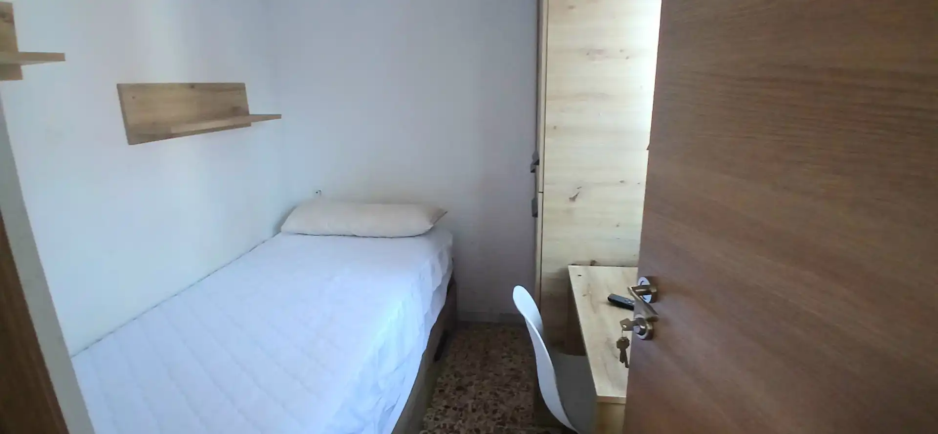 Dormitori de Pis per a compartir en Almería amb Aire condicionat, Terrassa i Moblat