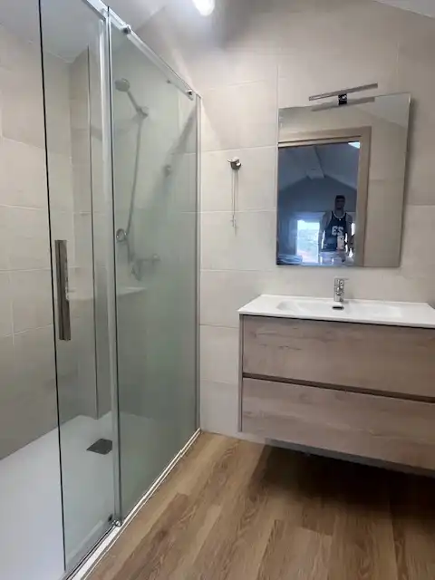 Badezimmer von Dachboden zur Miete in Santander mit Heizung, Privatgarten und Abstellraum