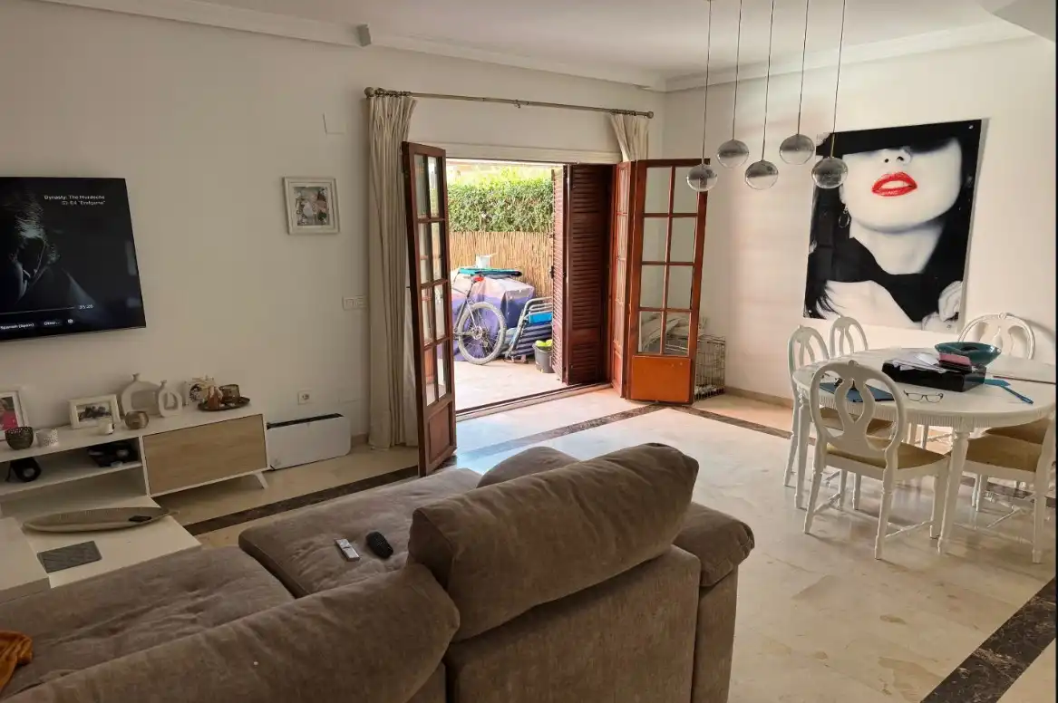 Sala de estar de Casa adosada en venta en Estepona con Aire acondicionado, Calefacción y Jardín privado