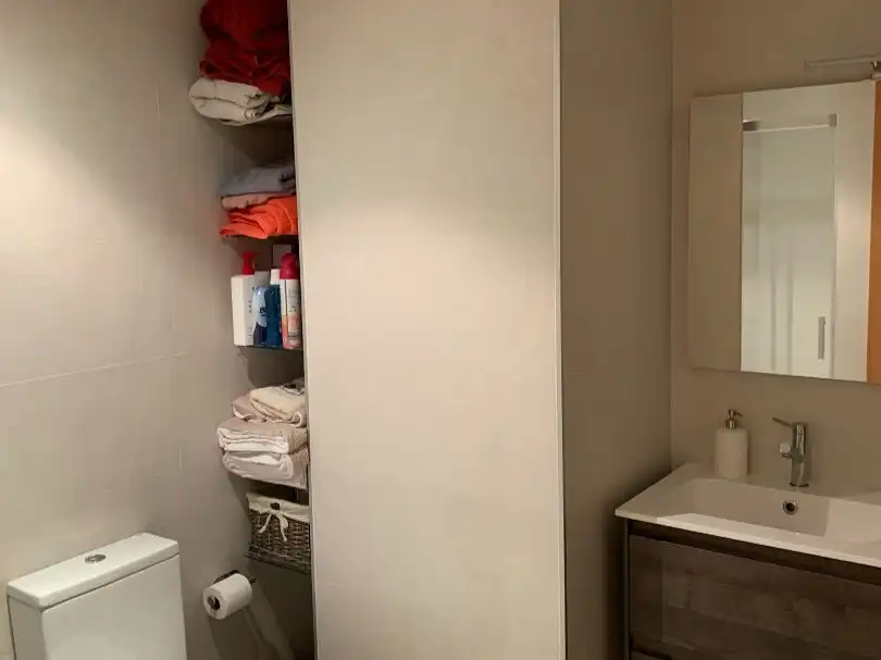 Bany de Pis de lloguer en Girona Capital amb Aire condicionat, Terrassa i Balcó