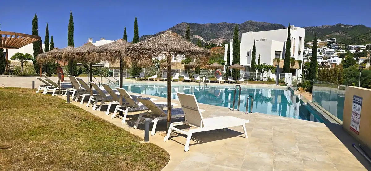 Piscina de Casa adosada en venta en Mijas con Aire acondicionado, Calefacción y Jardín privado