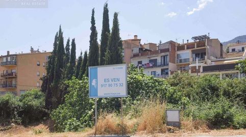 Este terreno de 828 m en Centelles, Barcelona, ofrece una ubicación privilegiada con excelente accesibilidad y servicios cercanos,