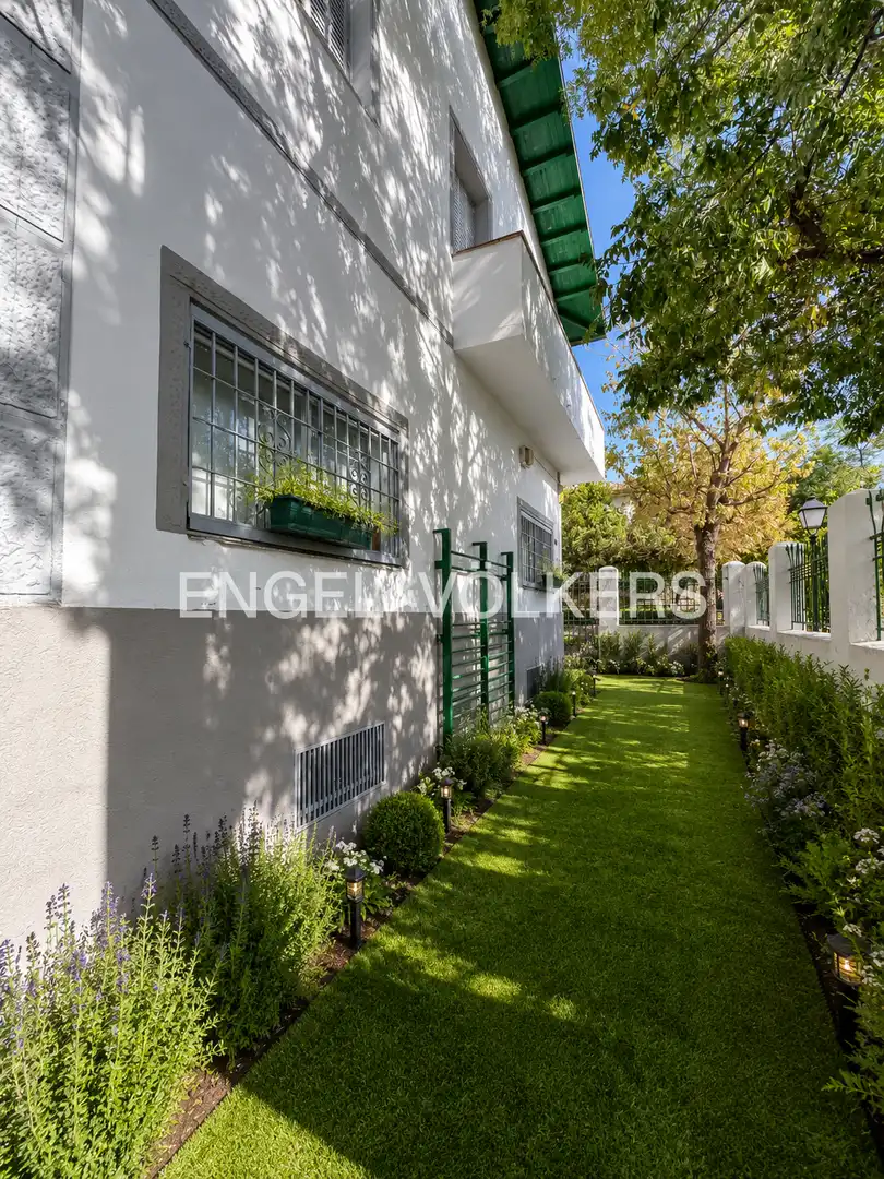 Vista exterior de Casa o xalet en venda en Madrid amb Calefacció, Jardí privat i Balcó