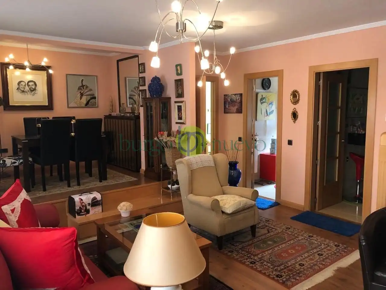 Sala d'estar de Casa o xalet en venda en León Capital  amb Calefacció i Parquet