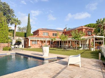 Casa amb piscina en venda a Vinyes d'en Mandri s/n
