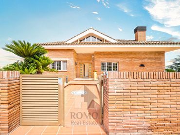 Detached house with pool for sale in Carrer d'Osona