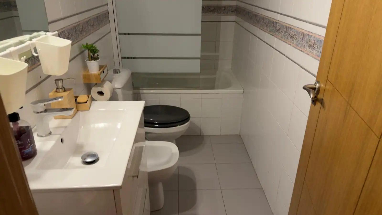 Bany de Pis de lloguer en Granada amb Aire condicionat, Calefacció i Moblat