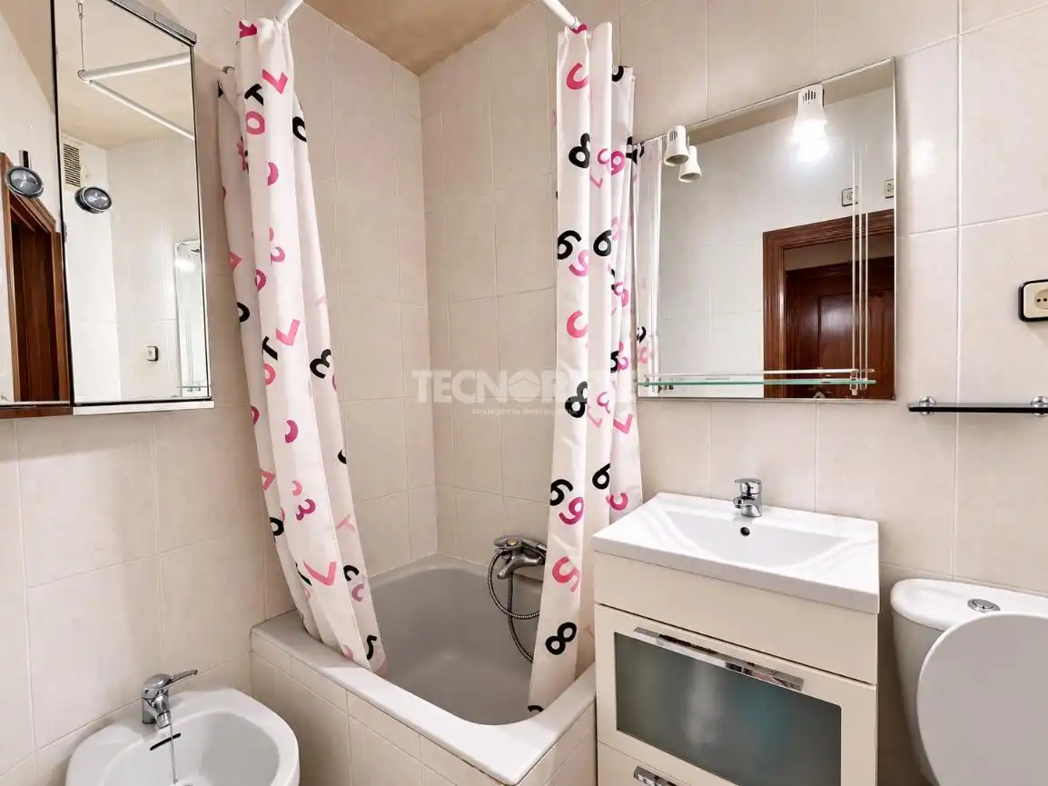 Bathroom of Flat for sale in Madrid  with Air Conditioner and Balcony
