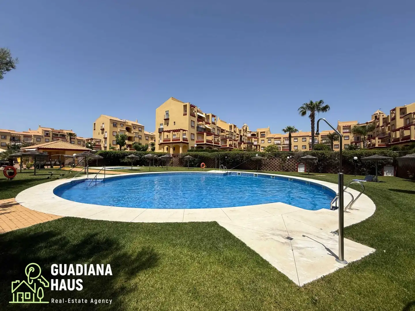 Außenansicht von Wohnungen zum Verkauf in Ayamonte mit Privatgarten, Terrasse und Gemeinschaftspool
