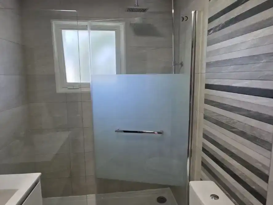 Bany de Pis de lloguer en Estepona amb Aire condicionat, Piscina i Balcó