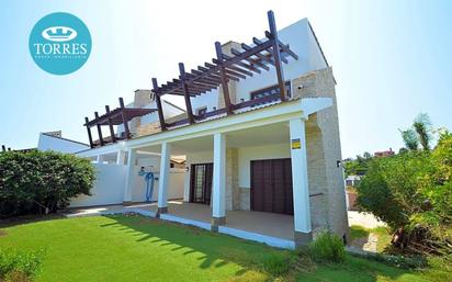 Vista exterior de Casa o xalet en venda en Estepona amb Aire condicionat, Terrassa i Piscina