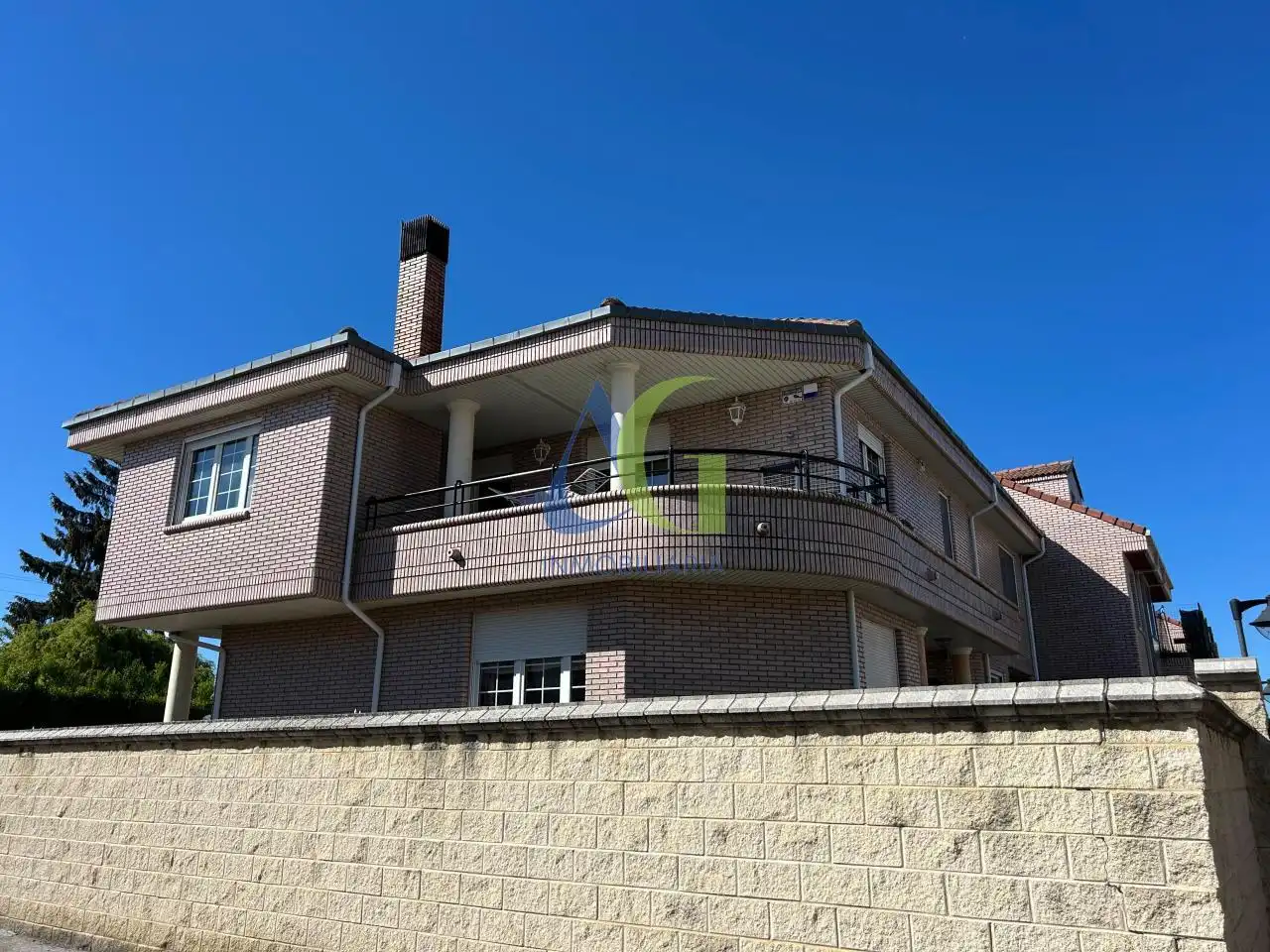 Vista exterior de Casa o xalet en venda en Villaquilambre amb Calefacció, Jardí privat i Parquet