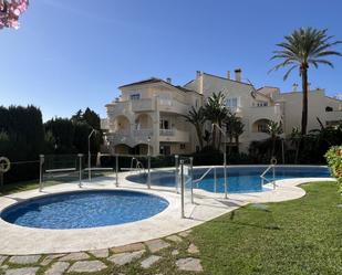 Vista exterior de Apartament en venda en Estepona amb Jardí privat, Terrassa i Traster