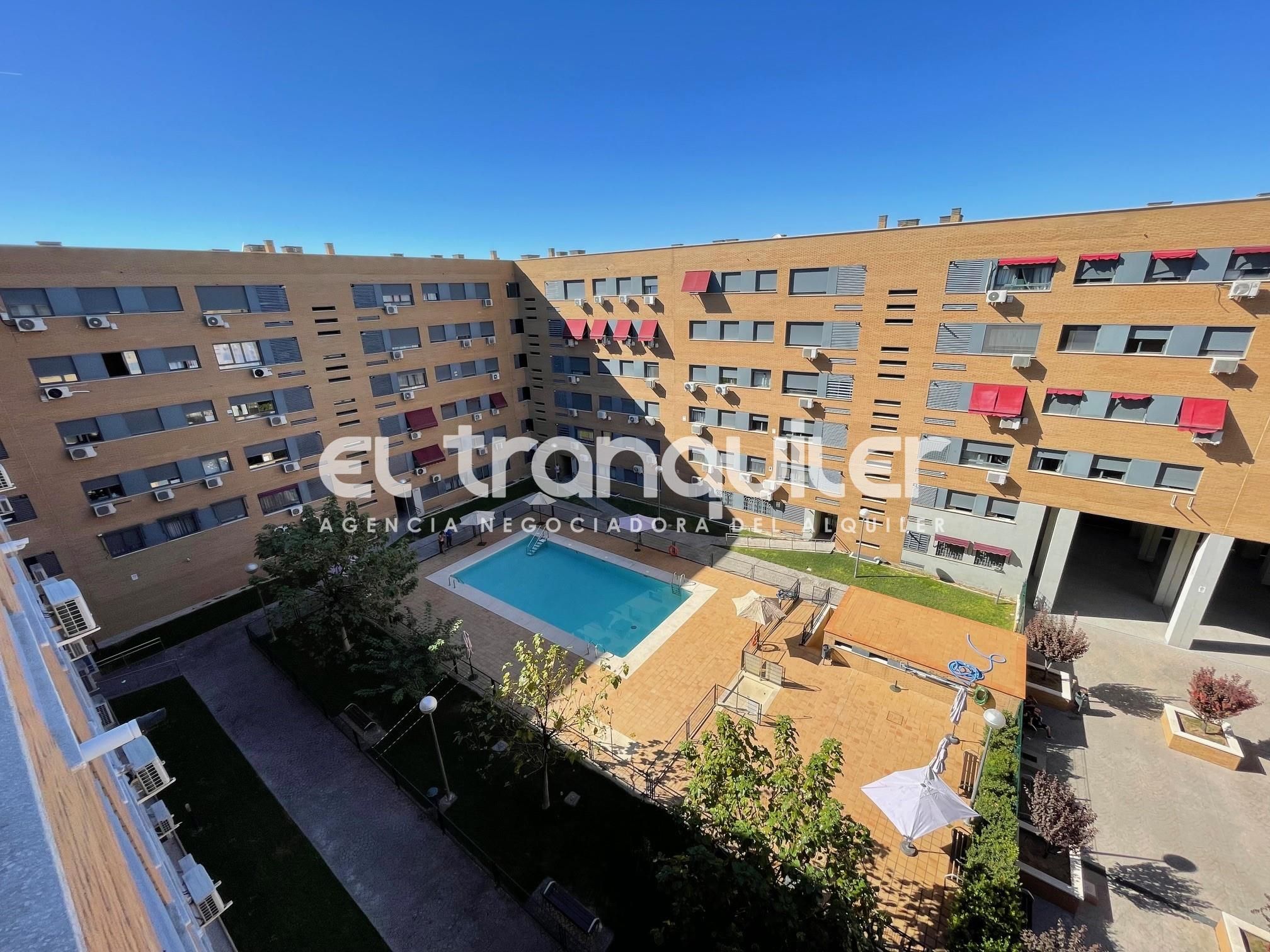 Vista exterior de Pis de lloguer en Torrejón de Ardoz amb Aire condicionat, Parquet i Piscina