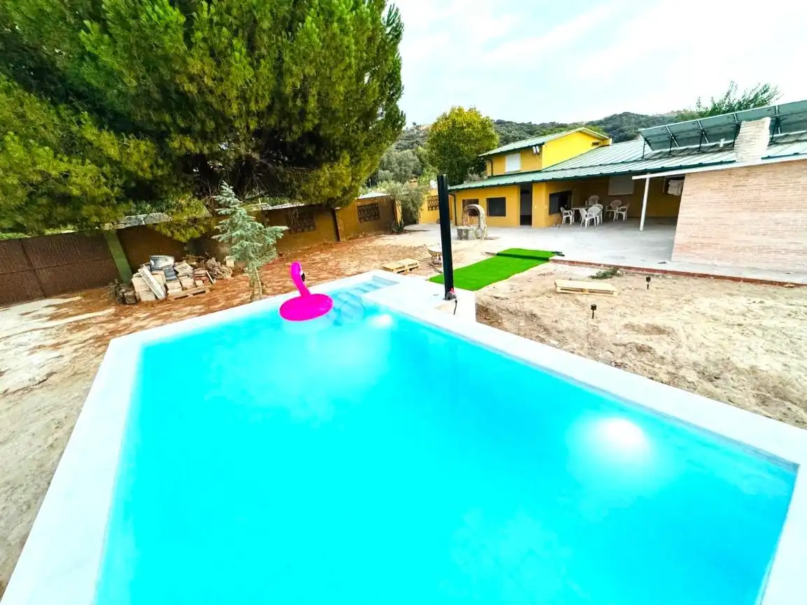 Piscina de Casa o xalet en venda en Talavera de la Reina amb Aire condicionat, Calefacció i Jardí privat