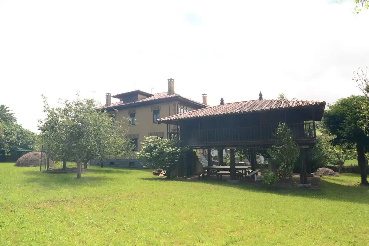 Vista exterior de Casa o xalet en venda en Llanes amb Calefacció, Jardí privat i Traster