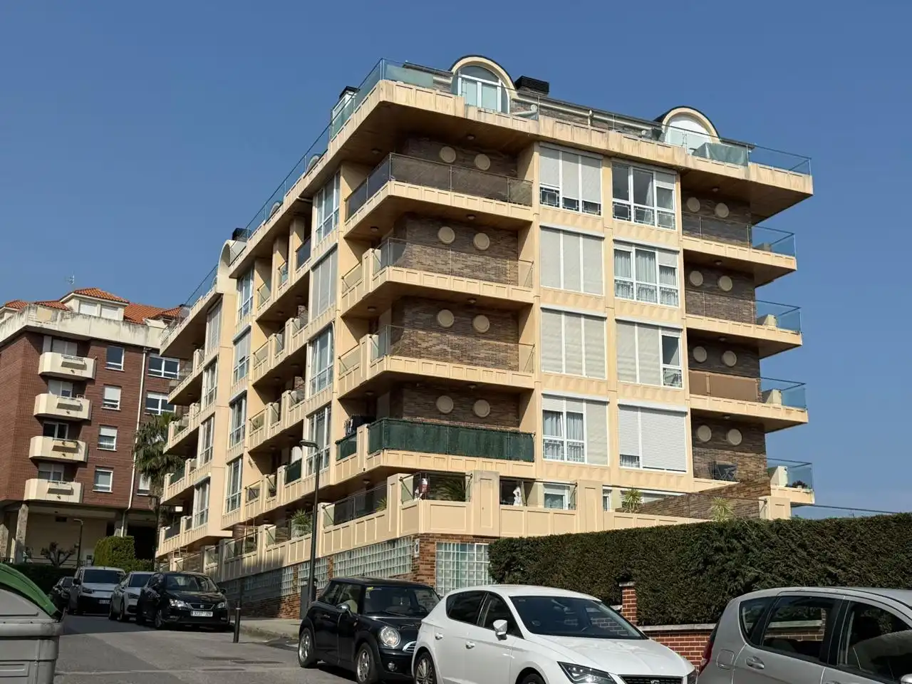 Außenansicht von Erdgeschoss zum Verkauf in Castro-Urdiales mit Heizung, Terrasse und Abstellraum