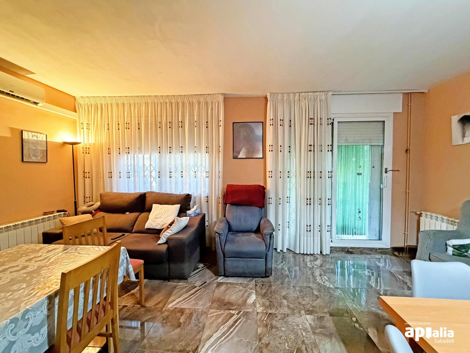 Sala d'estar de Casa adosada en venda en Sabadell amb Calefacció i Terrassa