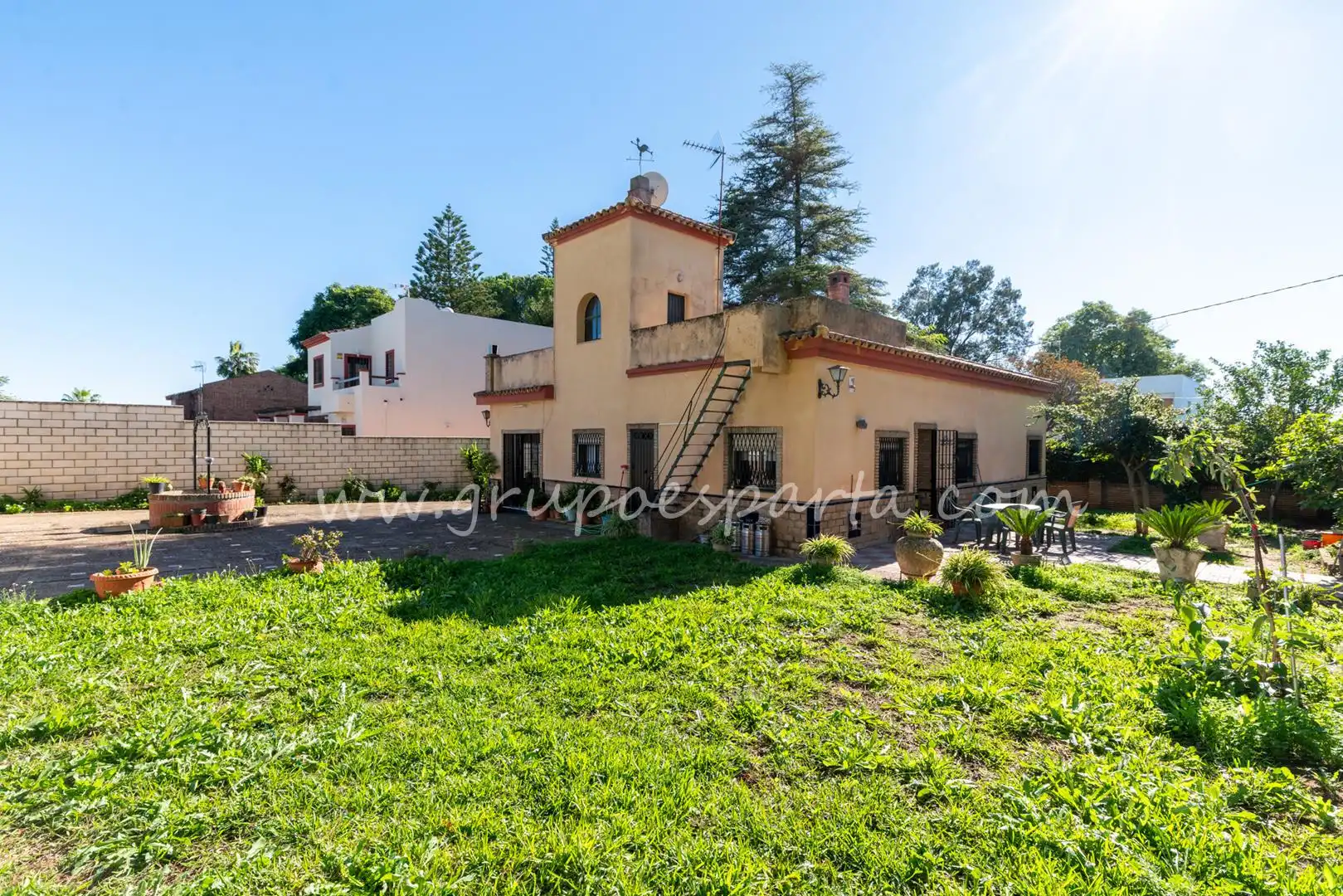 Vista exterior de Casa o xalet en venda en Espartinas amb Aire condicionat, Jardí privat i Terrassa