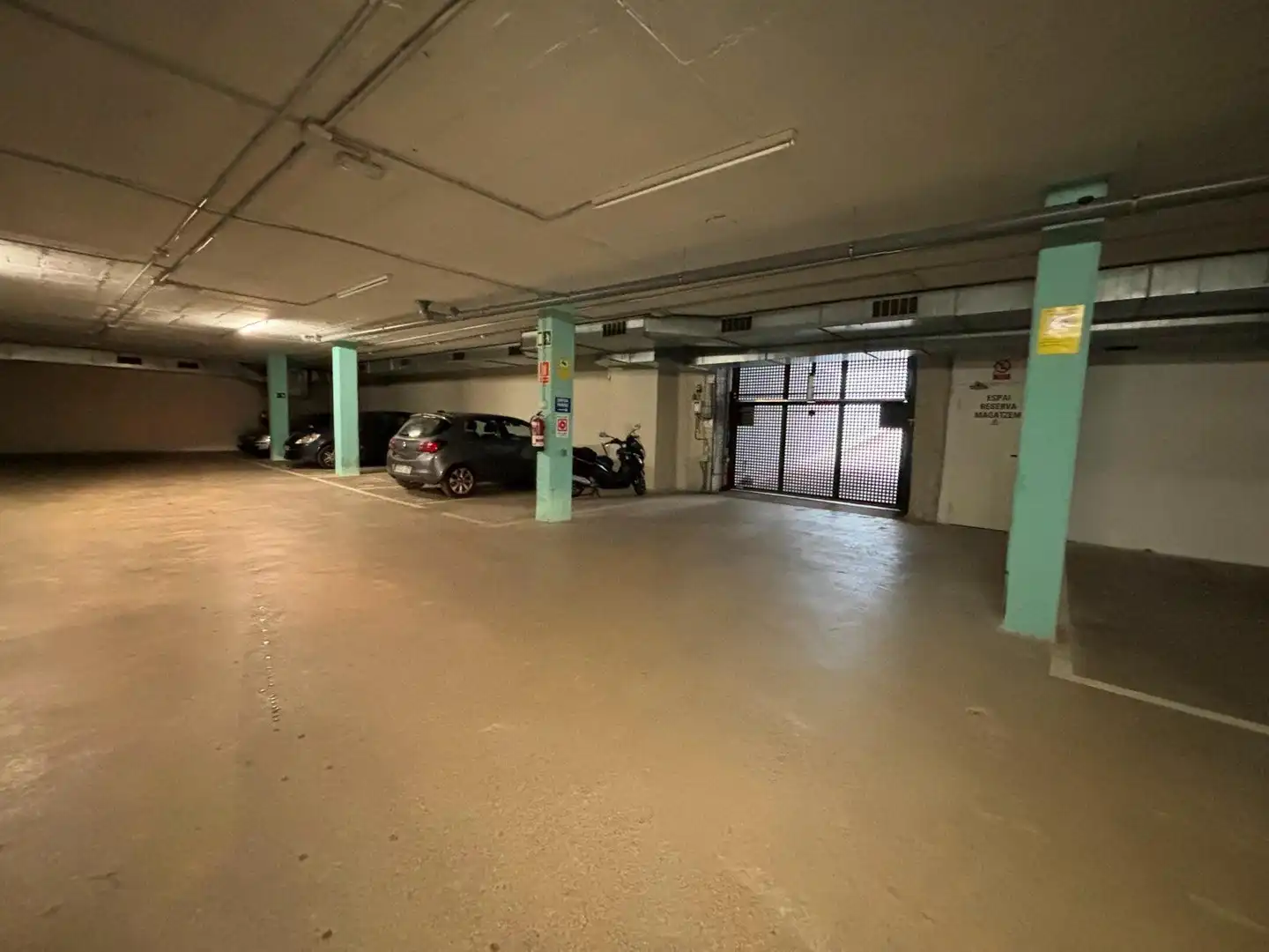 Aparcament de Dúplex en venda en Sabadell amb Terrassa, Traster i Piscina comunitària