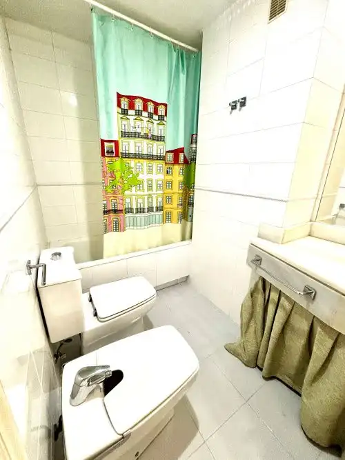 Bathroom of Flat for sale in Madrid  with Air Conditioner, Heating and Parquet flooring