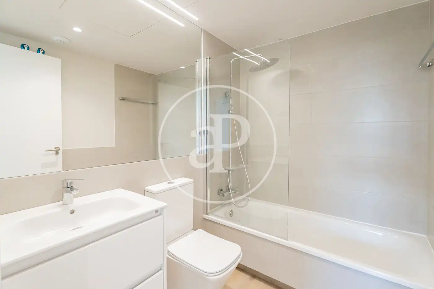 Bathroom of Flat for rent in Madrid  with Air Conditioner, Heating and Terrace