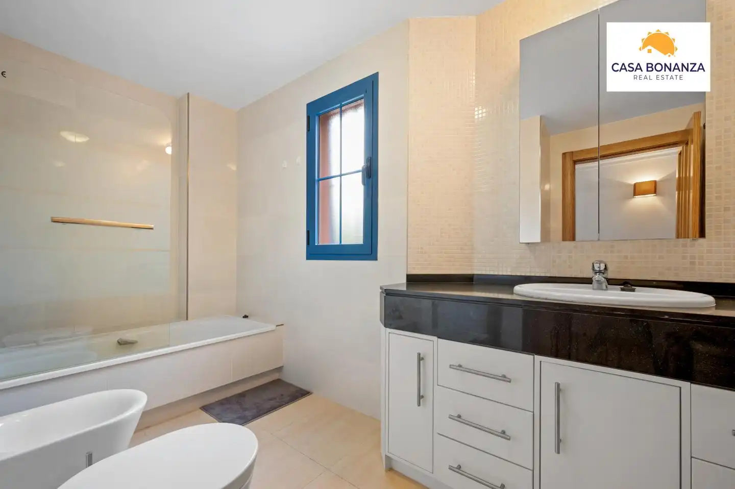 Badezimmer von Wohnungen zum Verkauf in Almuñécar mit Klimaanlage, Terrasse und Abstellraum