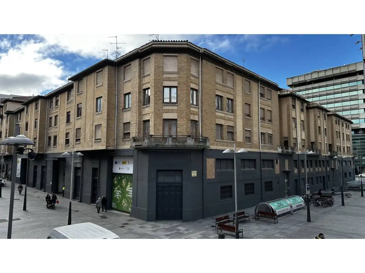 Außenansicht von Gebäude zur Miete in  Pamplona / Iruña