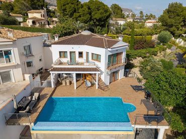 Chalet con piscina en venta en Calle Moraira