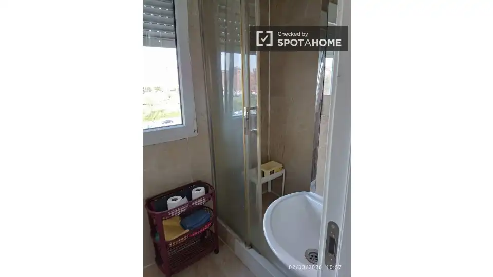 Bathroom of Flat for share in Madrid  with Air Conditioner, Terrace and Furnished