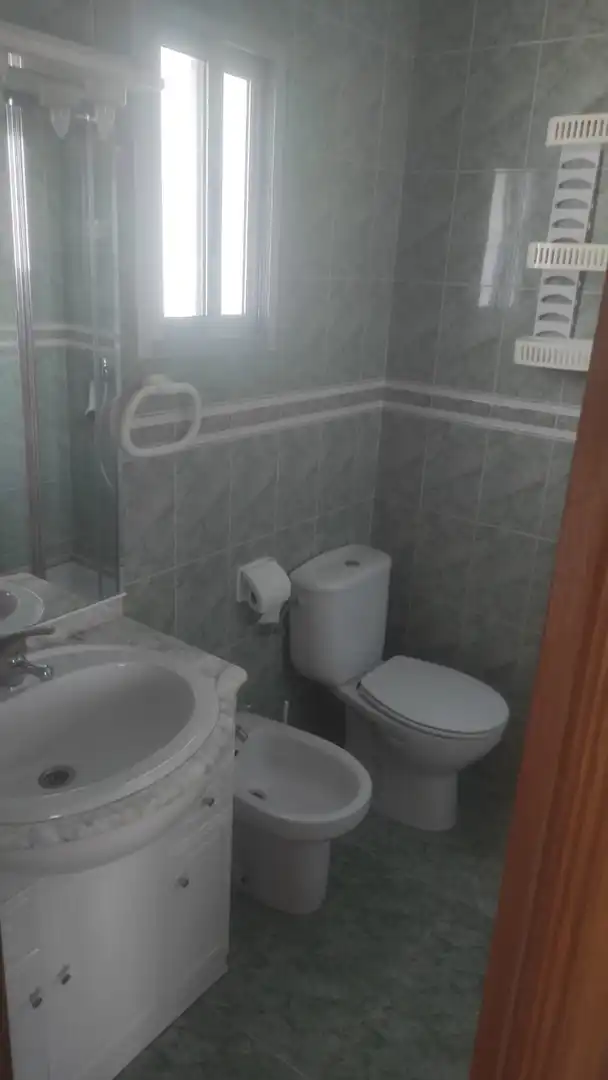 Baño de Apartamento de alquiler en Cáceres con Aire acondicionado, Calefacción y Amueblado