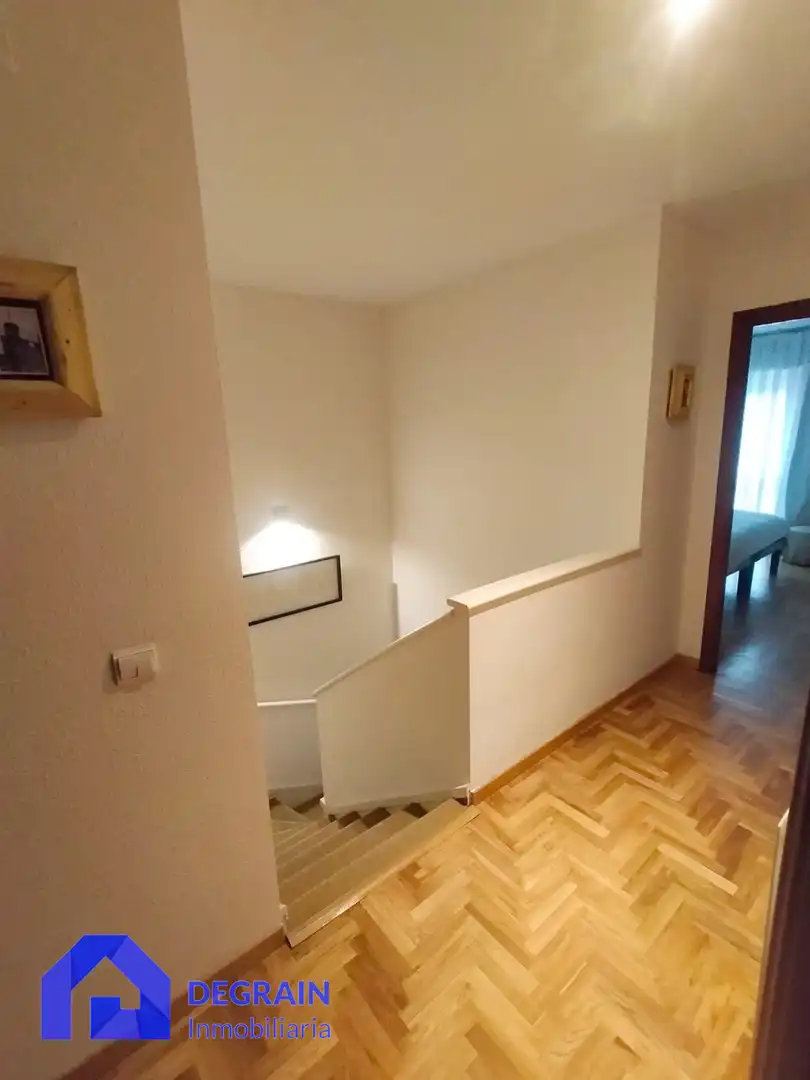 Einfamilien-Reihenhaus zur Miete in Llanera mit Heizung, Privatgarten und Parkett