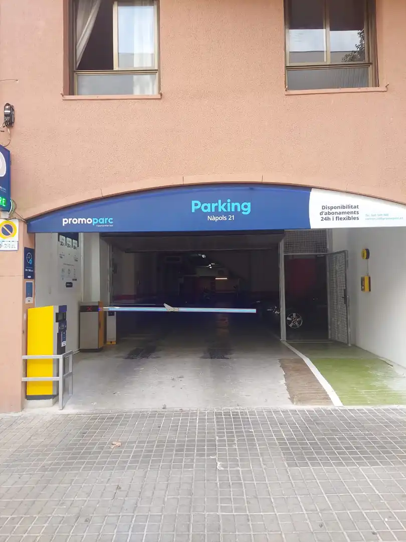 Motorradstellplatz zur Miete in Carrer de Nàpols 21