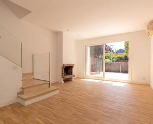 Living room of Single-family semi-detached to rent in Sant Cugat del Vallès  with Air Conditioner, Terrace and Balcony
